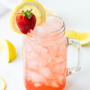 玻璃杯子威士忌草莓柠檬和草莓和柠檬装饰。