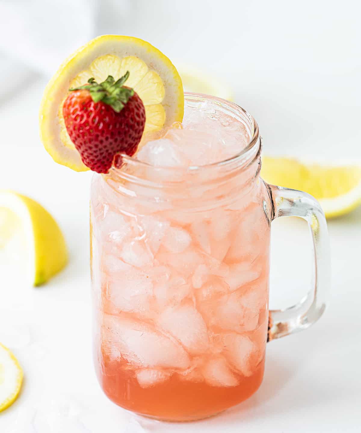 玻璃杯子威士忌草莓柠檬和草莓和柠檬装饰。