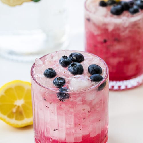 杯上升前的蓝莓柠檬水一瓶伏特加新鲜的柠檬和蓝莓。