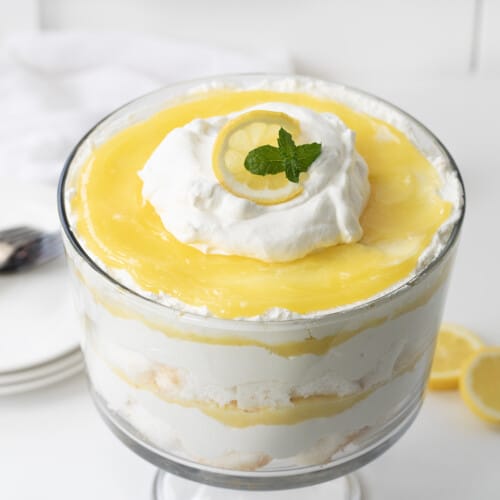 柠檬奶油蛋糕柜台上一个白色的盘子和柠檬。