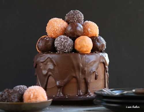 With a perfect chocolate cake smothered in milk chocolate ganache and topped with donuts, you will definitely choose this treat over a trick! #halloweencake #halloweencakewithanawesomesurprisetreat #iambaker #chocolatecake #donutholes #ganache #milkchocolateganache #halloweentreat #dessert #baking 万圣节蛋糕{有一个很棒的惊喜!}