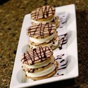 饼干和巧克力细雨