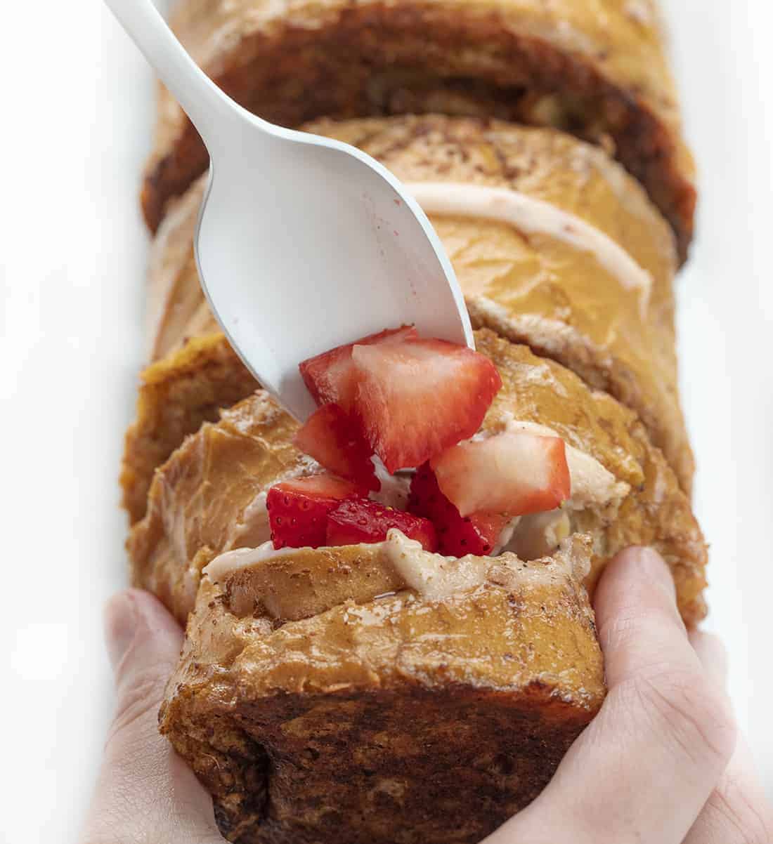 在彩虹填充法式吐司中加入水果