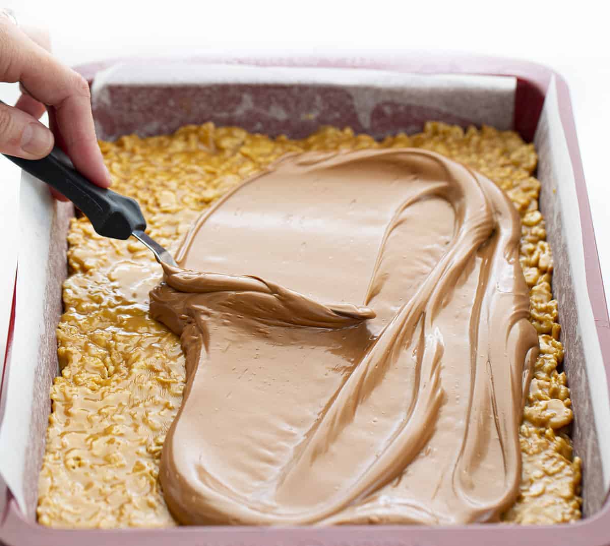 巧克力/特殊K酒吧——Scotcheroos蔓延