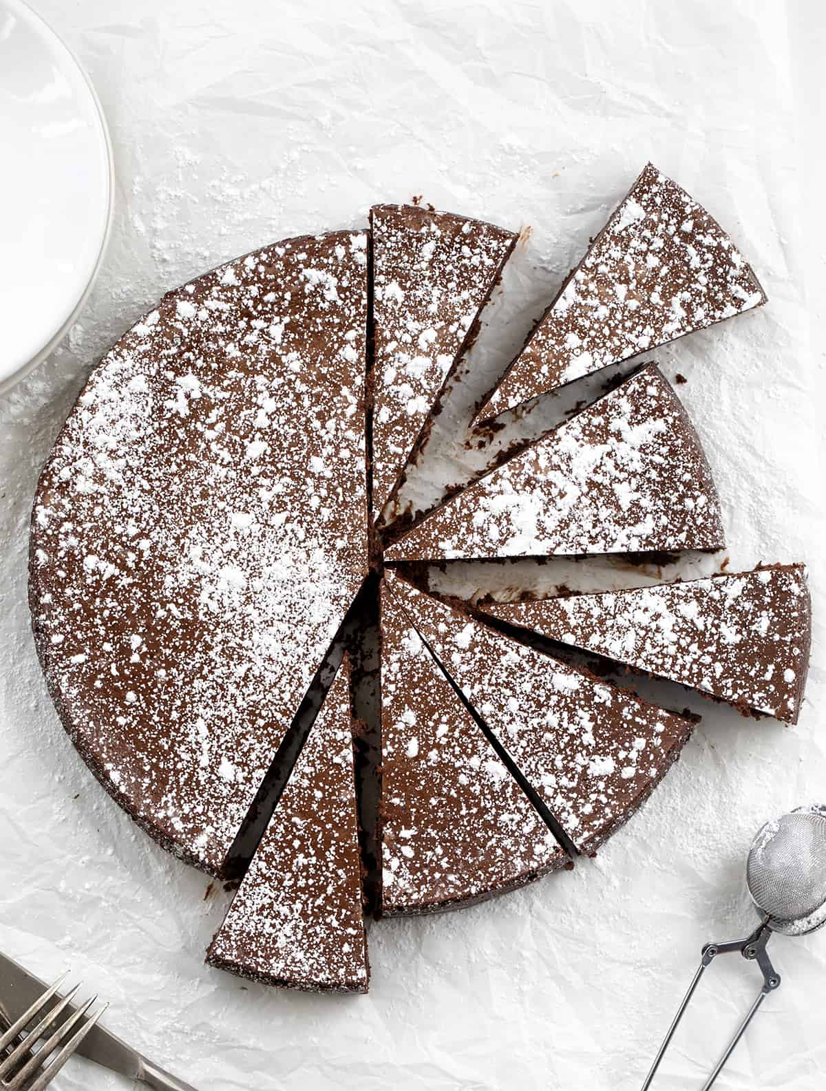 白色柜台无面粉巧克力蛋糕切成碎片。