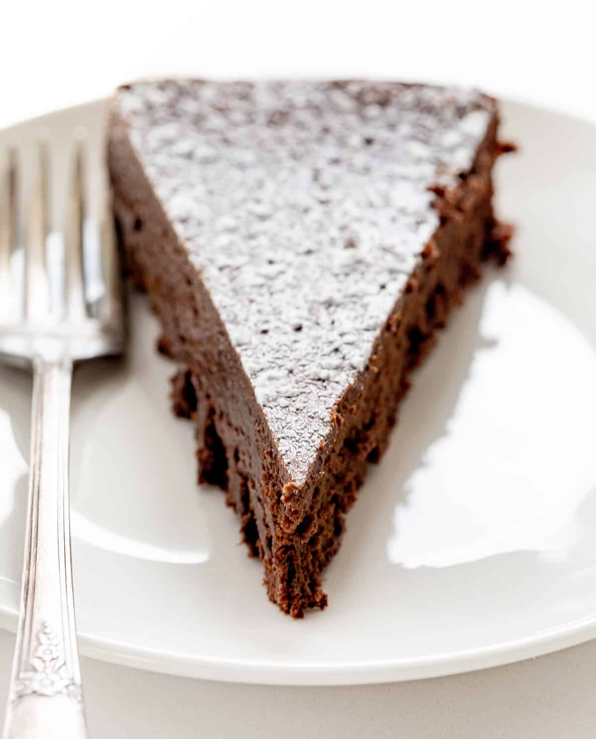 白色板与一块白色柜台无面粉巧克力蛋糕。