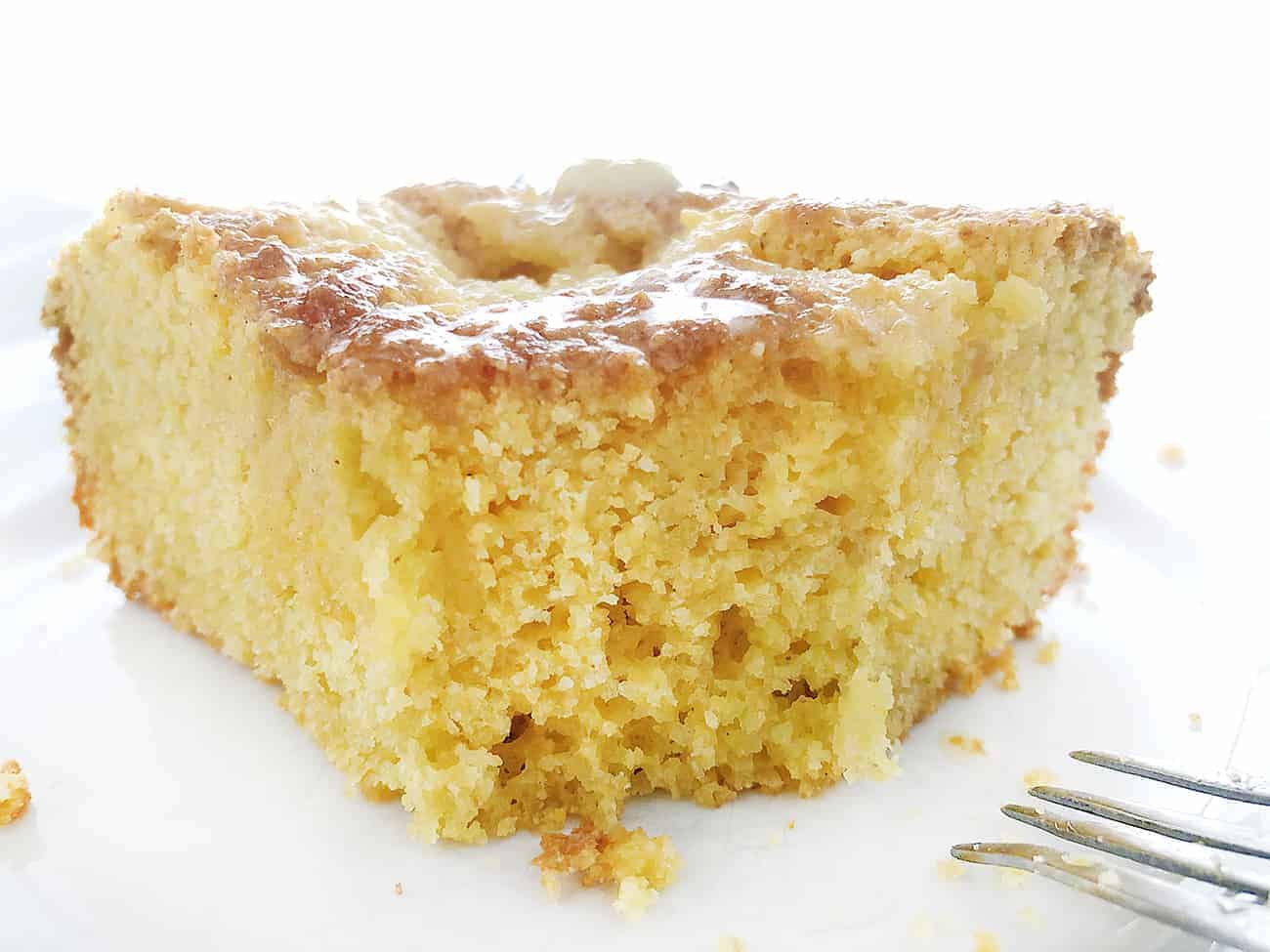 一块甜玉米面包咬了