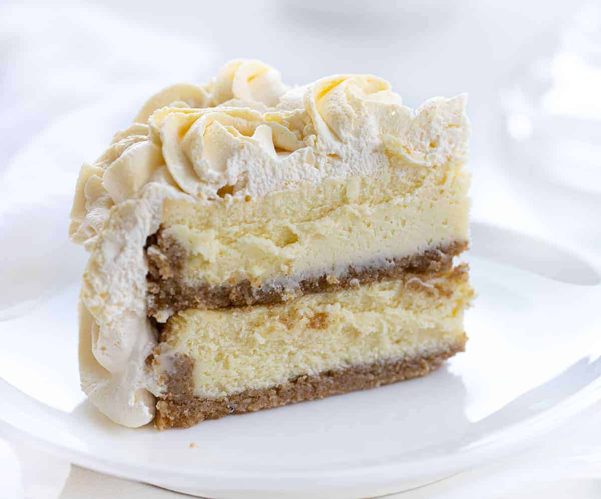 侧面的双层芝士蛋糕