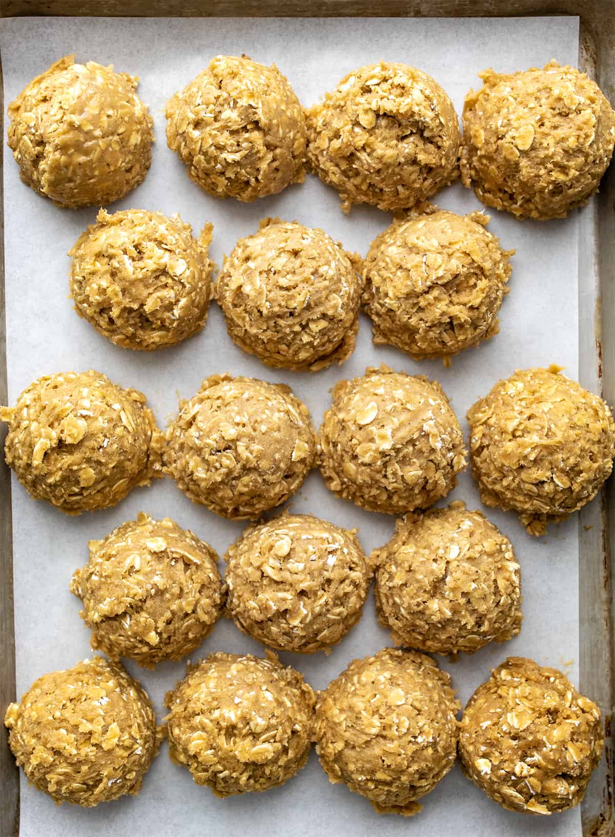 烘烤燕麦饼干之前生的面糊。