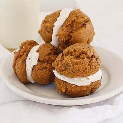 南瓜香料蛋糕曲奇三明治配棕色黄油奶油