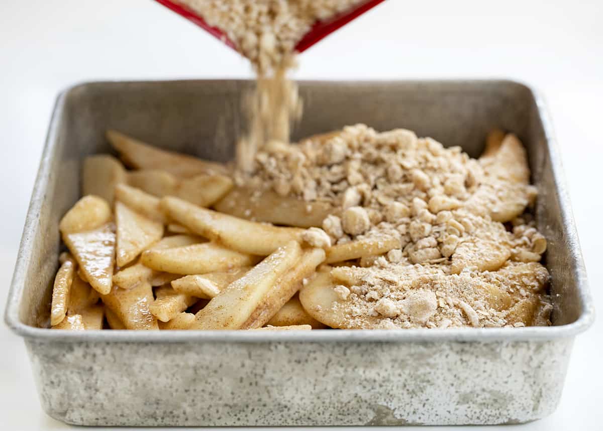 在平底锅中加入梨碎，做成姜梨酥。甜点，烘焙，酥，最好的酥食谱，梨酥，简单的梨酥，节日甜点，节日食谱，老式食谱，历史食谱，奶奶的食谱，我是面包师，iambaker