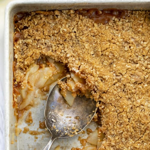 头顶上是一锅烤姜梨酥，锅里少了一些勺子。甜点，烘焙，酥，最好的酥食谱，梨酥，简单的梨酥，节日甜点，节日食谱，老式食谱，历史食谱，奶奶的食谱，我是面包师，iambaker