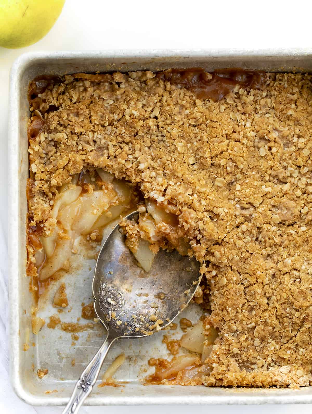 头顶上是一锅烤姜梨酥，锅里少了一些勺子。甜点，烘焙，酥，最好的酥食谱，梨酥，简单的梨酥，节日甜点，节日食谱，老式食谱，历史食谱，奶奶的食谱，我是面包师，iambaker