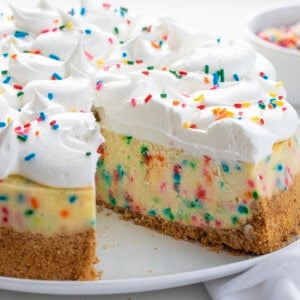 一块的一个生日芝士蛋糕展示内部结构。