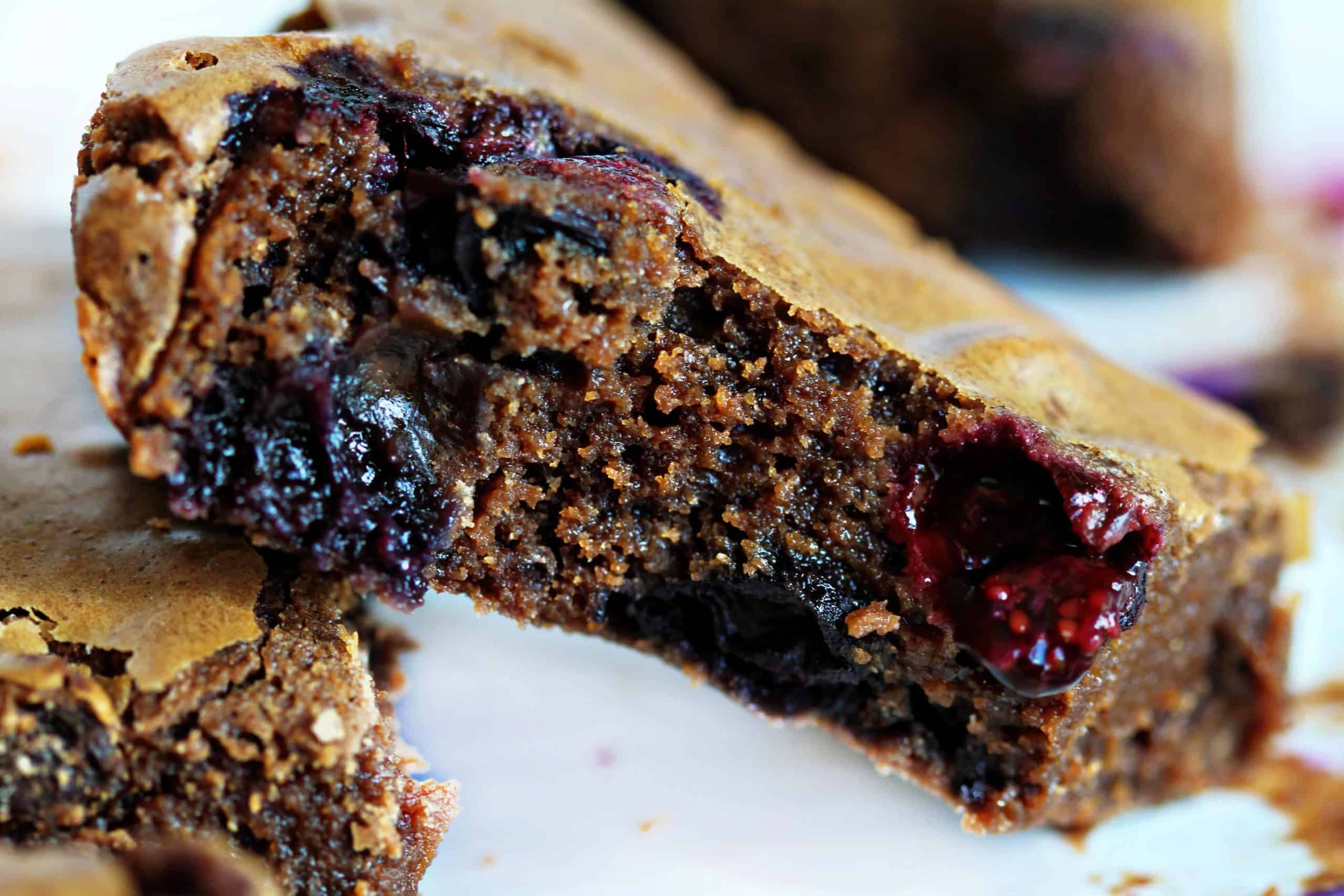 一个蓝莓巧克力蛋糕