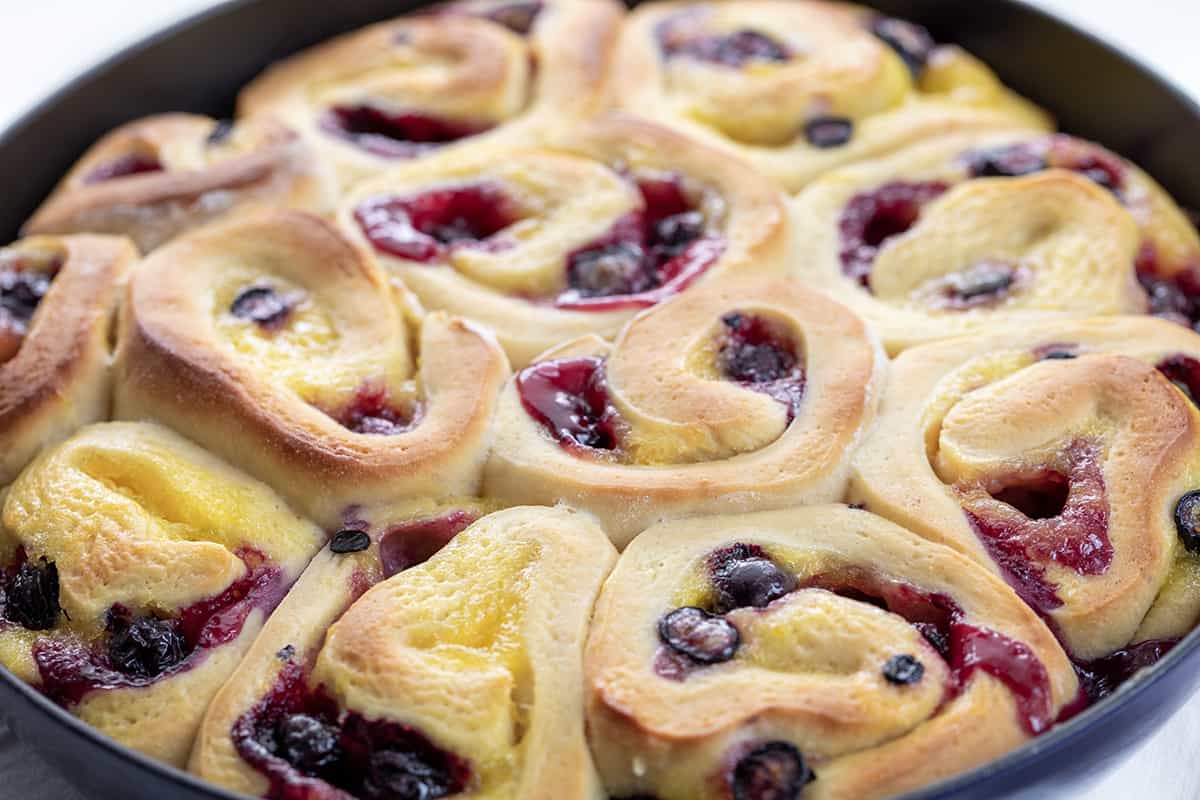 近距离的蓝莓柠檬锅中滚一锅的烤箱。