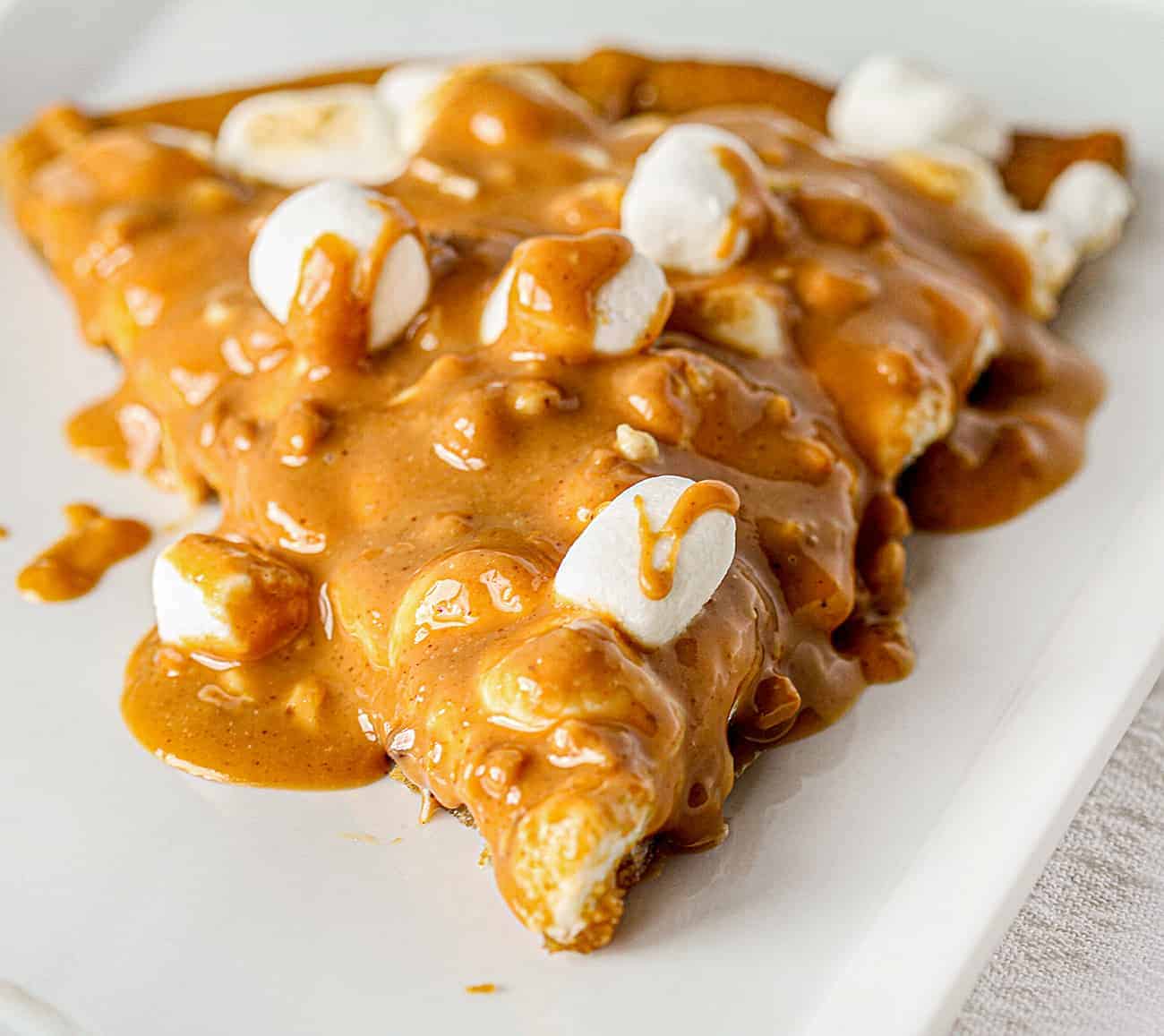 关闭上一片棉花糖的花生酱甜点披萨