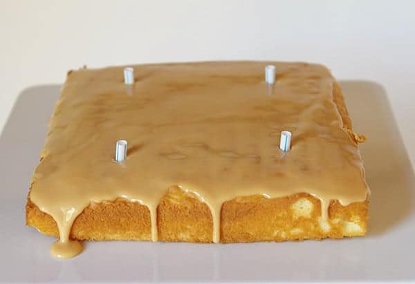 焦糖蛋糕用吸管支撑