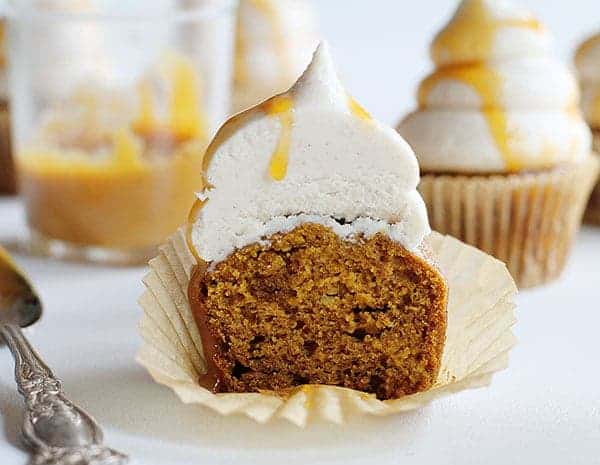 香料杯形蛋糕配蛋奶酒、奶油和焦糖细雨!