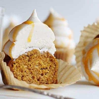 香料杯形蛋糕配蛋奶酒、奶油和焦糖细雨!