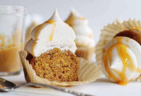 香料杯形蛋糕配蛋奶酒、奶油和焦糖细雨!