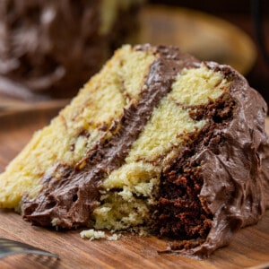 大理石蛋糕在盘子里删除了一口显示内部结构。