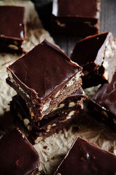 花生黄油奶油糖果巧克力酱覆盖这些颓废的布朗尼!