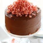 巧克力蛋糕，巧克力片饼干层和迷你粉色巧克力卷!