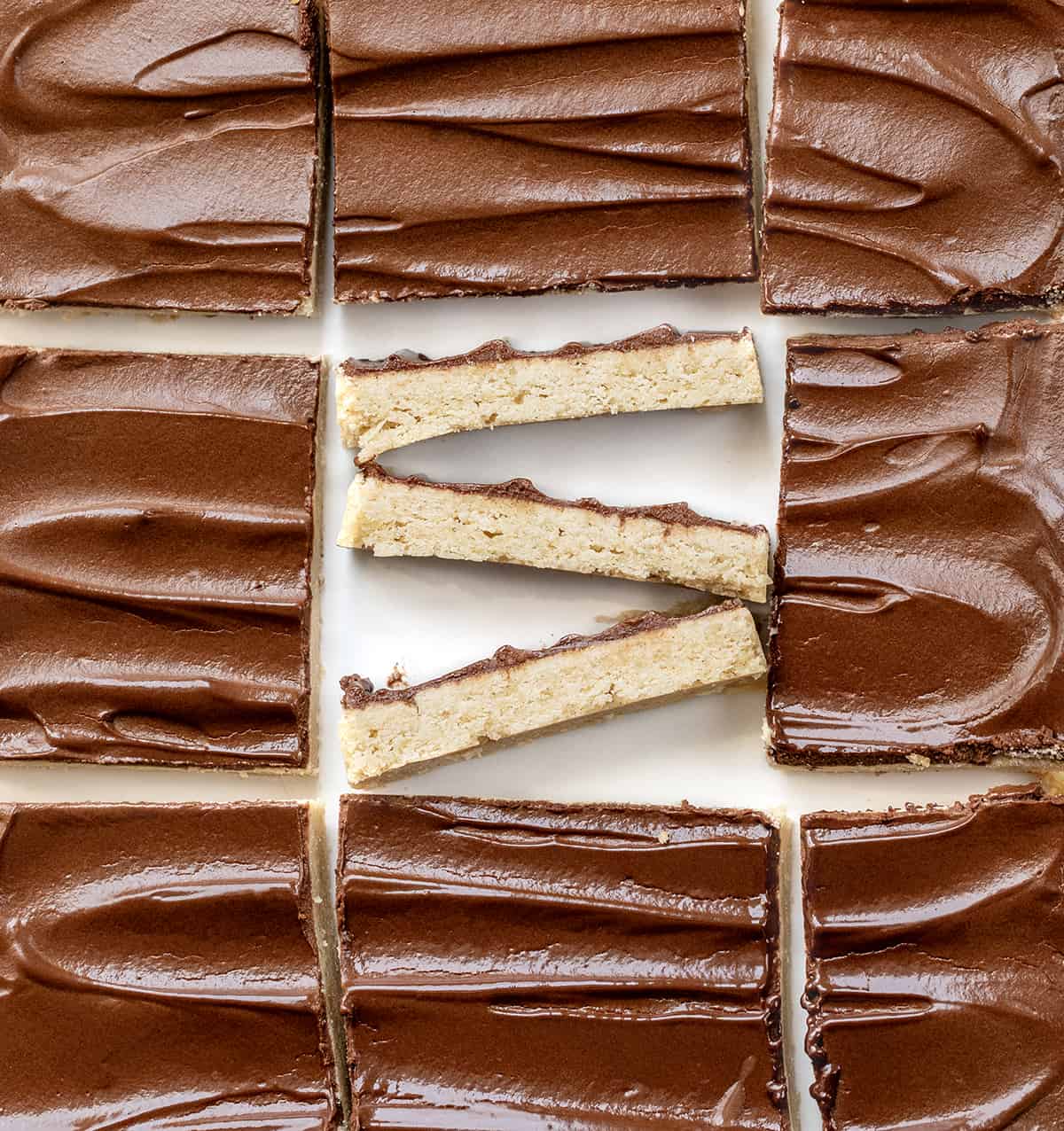 肉桂酥饼与中心酒吧酒吧柜台上一个白色的削减,穿上它。