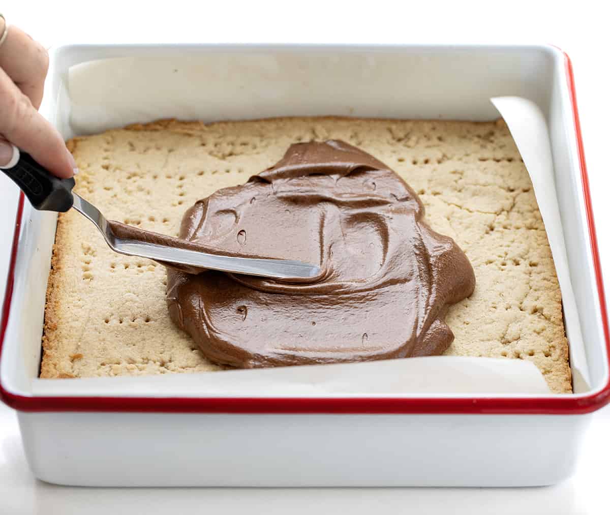 巧克力在肉桂脆饼酒吧蔓延。