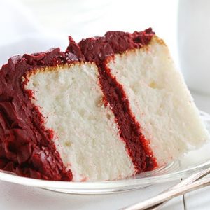 红色天鹅绒蛋糕奶油乳酪玫瑰