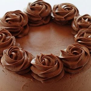 粉红色的樱桃蛋糕与光滑的巧克力糖霜