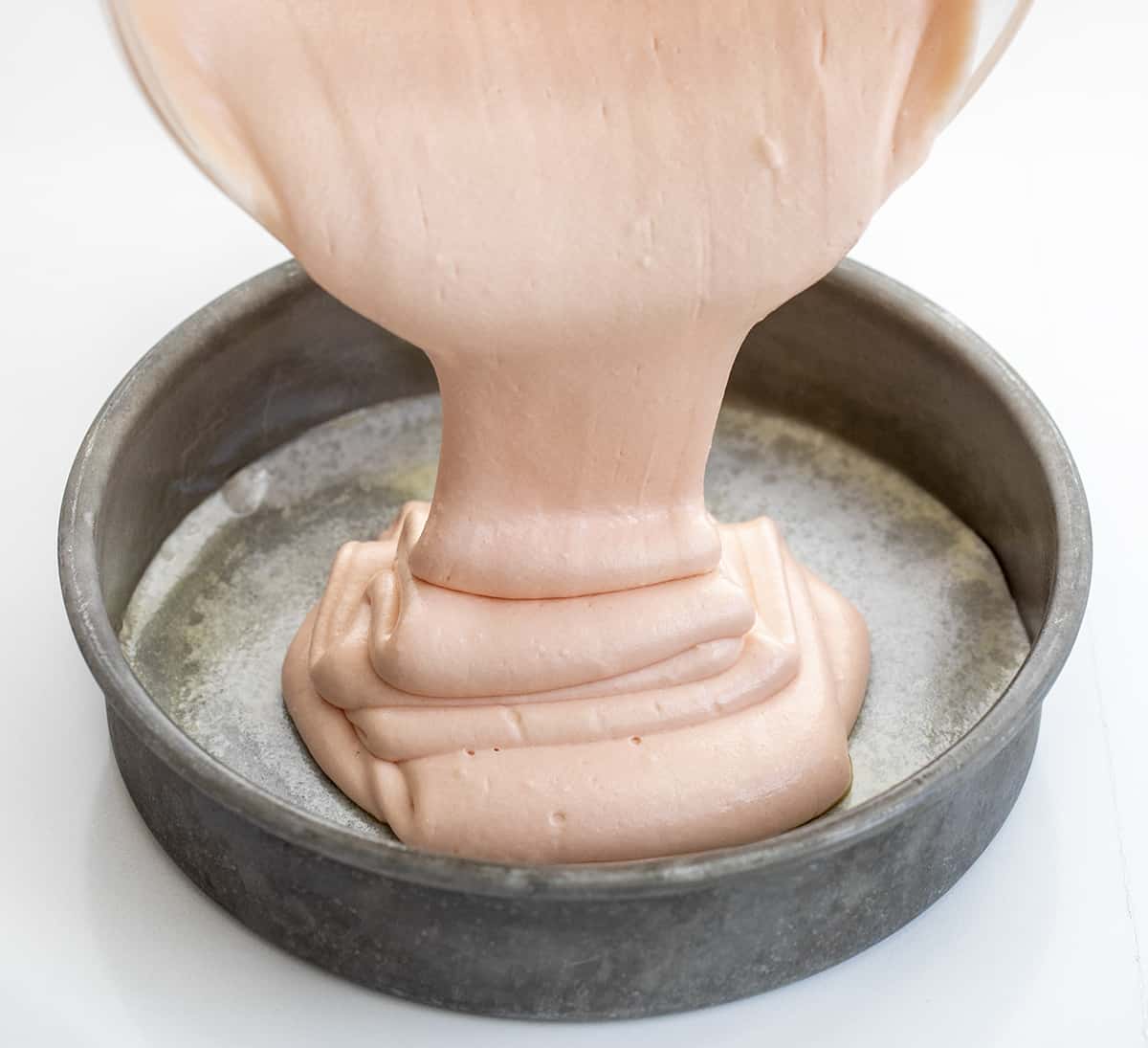 将粉红丝绒蛋糕面糊倒入蛋糕平底锅。甜点，烘焙，蛋糕，蛋糕食谱，甜点，粉色蛋糕，天鹅绒蛋糕，软蛋糕，我是面包师，iambaker