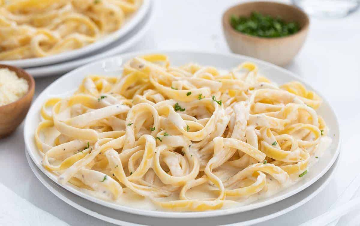 一盘经典的阿尔弗雷多宽面条