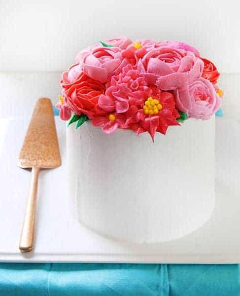 一朵粉红奶油乳酪蛋糕