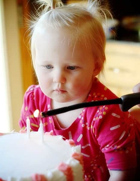 奥利维亚莱夫的生日蛋糕~粉色和白色蛋糕!