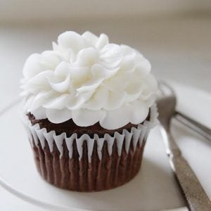 一个高大Ruffle-like从奶油淇淋花!