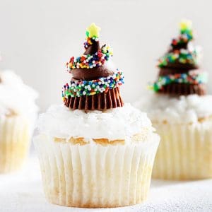 我制作了一个视频教程，教你如何把这些可爱的小好时之吻和瑞茜的花生酱杯放在一起!