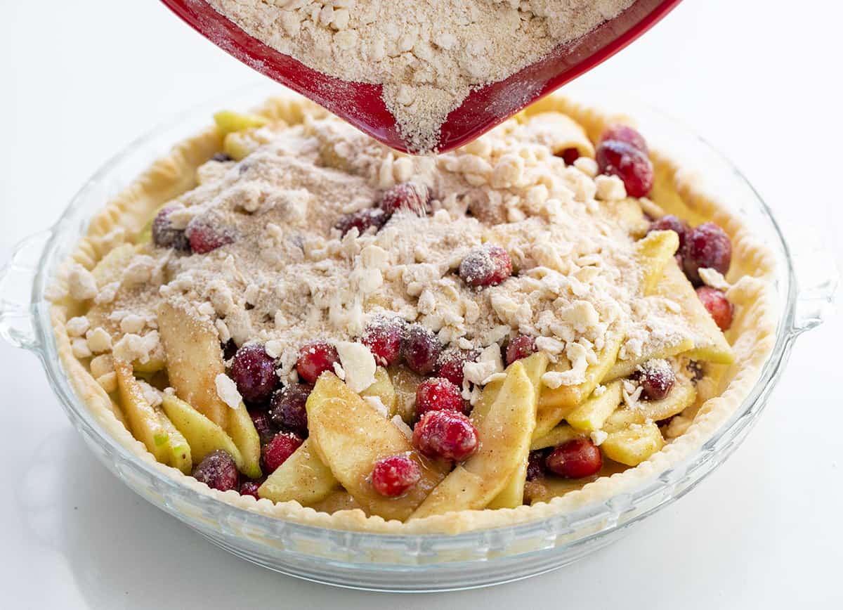 添加崩溃法国新鲜苹果蔓越莓馅饼的馅。甜点,烘焙,馅饼,法国派,蔓越莓馅饼,苹果派,面包屑饼,自制派,假日派,圣诞蛋糕,感恩节馅饼,感恩节甜点,圣诞甜点,我是贝克,iambaker