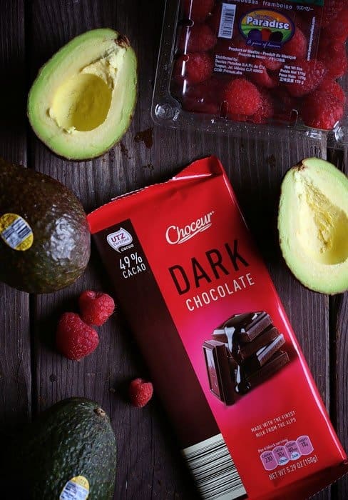 疯狂的滋润和丰富的巧克力蛋糕!鳄梨,让它真正壮观的!