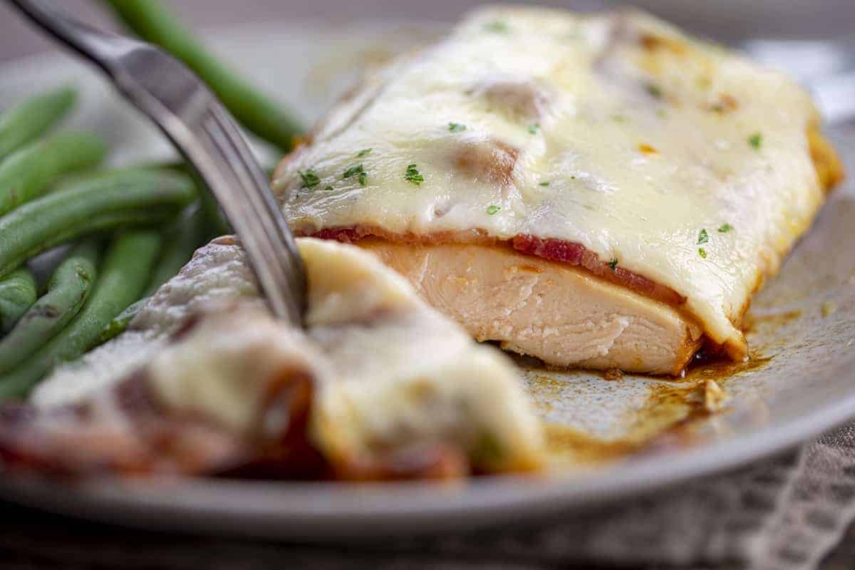 片的培根芥末酱鸡切开