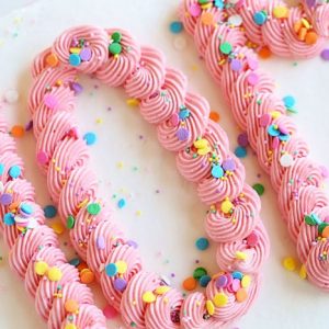 这个简单的面包店风格母亲节蛋糕给妈妈,让她留下深刻印象的一个好办法你有多爱她!