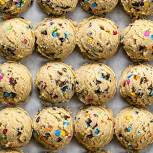 生曲奇饼面糊在平底锅烤。彩虹饼干面团球。烘焙,饼干,饼干食谱,甜点,彩虹芯片,彩虹饼干,彩虹芯片巧克力饼干,软饼干,耐嚼饼干,饼干面团,我是贝克,iambaker