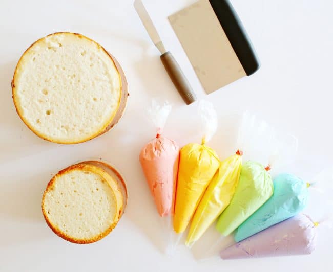 只是几件事需要让漂亮的两层的蛋糕!