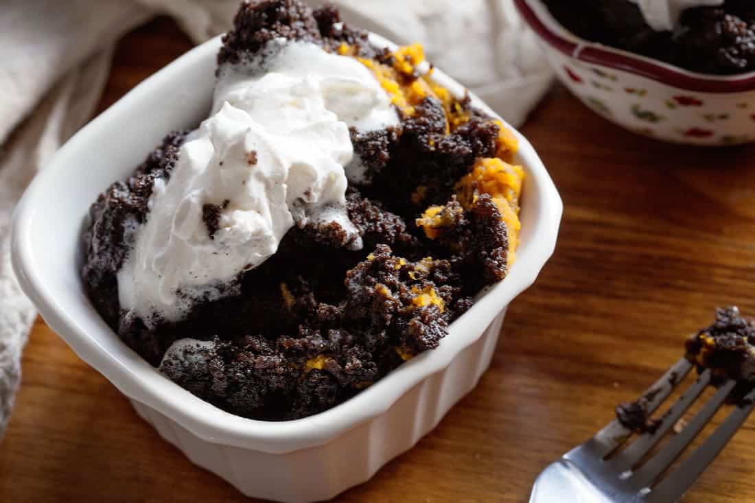 超级简单准备时间,也没有精力做饭。(谢谢你慢炖锅)惊人的南瓜的味道和一块蛋糕所以滋润你几乎不能忍受。蛋糕覆盖最柔滑光滑的奶油干酪糖霜。