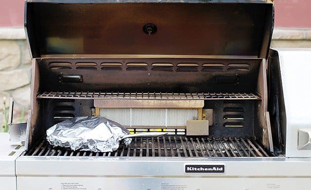 烤架上煎锅里的水蜜桃派。