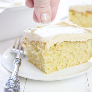 零食和咸焦糖糖霜蛋糕