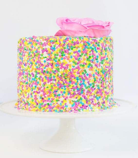 一块覆盖着柔和的洒,然后装饰着一个巨大的奶油乳酪玫瑰!