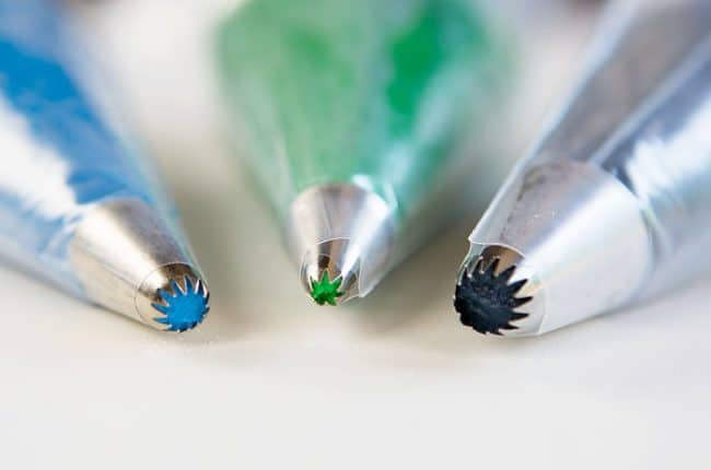 深蓝色，浅蓝色和绿色的糖霜准备在爸爸蛋糕上!