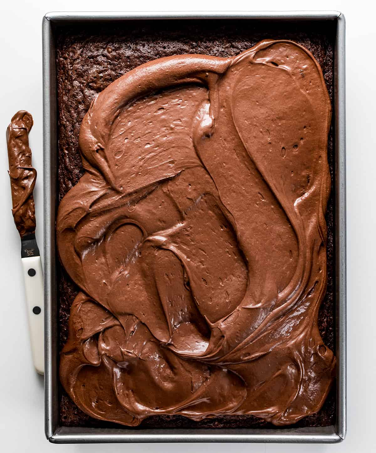 糖霜双重软糖蛋糕与丰富的黑巧克力糖霜。